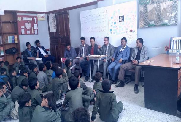 طلاب الخدمة الإجتماعية بجامعة صنعاء يقيمون جلسة توعوية بمدرسة 26 سبتمبر