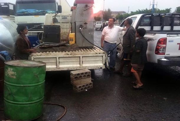إتلاف مشتقات نفطية مغشوشة بمحافظة مأرب