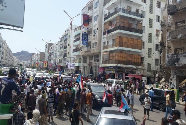 توافد شخصيات من لحج وأبين إلى عدن للتضامن مع الزبيدي.. صور