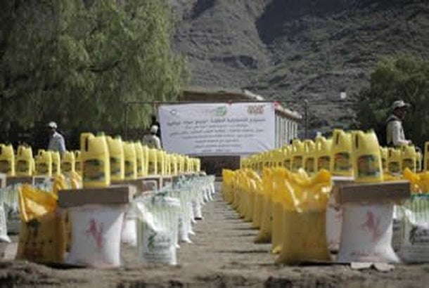 العون توزع معونات غذائية على 35 ألف مستفيد في إب