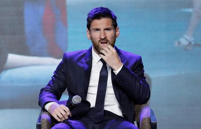 ميسي يتجاهل إنريكي وإدارة برشلونة في دعوات حفل زفافه في الأرجنتين