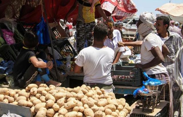 العبر.. صحراء أنعشها المسافرون والباحثون عن الرزق
