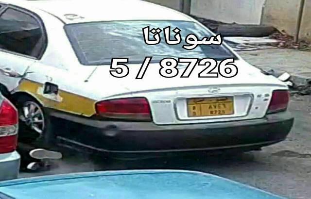 بالصور.. هذه السيارة تقوم بسرقة حقائب نساء في صنعاء