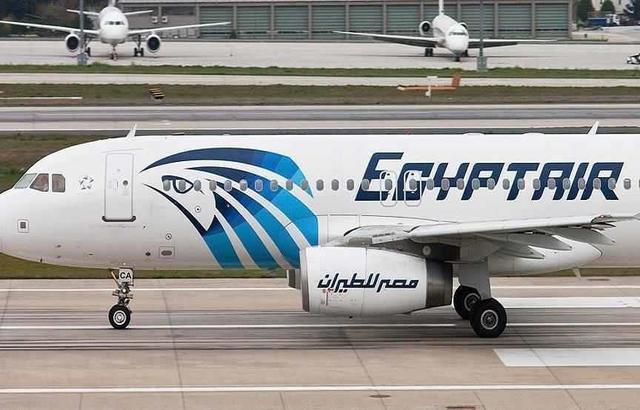 طوارئ بطائرة ركاب مصرية بسبب ورقة غامضة