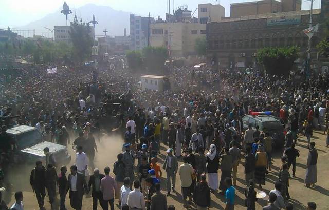 شاهد فيديو تنفيذ حكم القصاص بحق قاتل الطفلة رنا المطري في ميدان التحرير بصنعاء