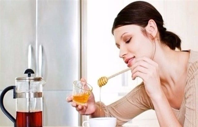 عسل النحل يحارب الهالات السوداء