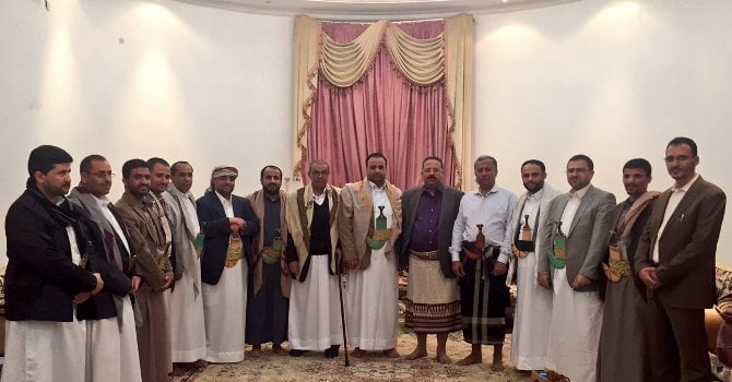 بالصورة.. لقاء يجمع قيادات من المؤتمر وأخرى من الحوثيين في صنعاء