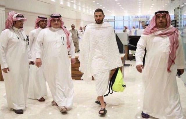 مهاجم ريال مدريد يُؤدي مناسك الحج