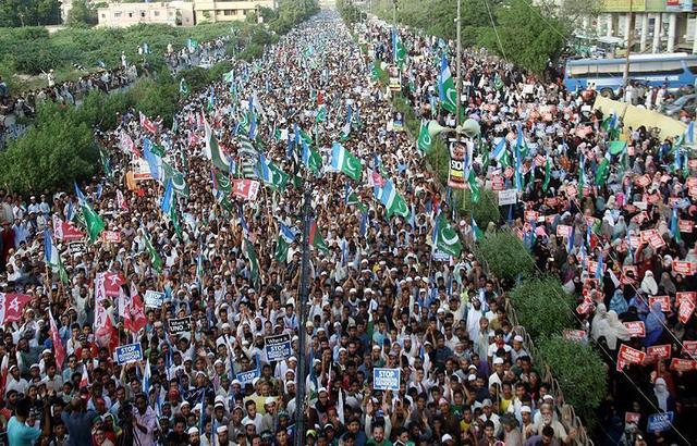 باكستان: الآلاف يتظاهرون تنديداً بالمجازر ضد المسلمين الروهنغيا
