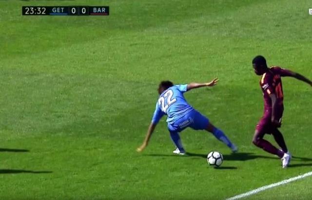 لاعب خيتافي يحرج بيكيه بكوبري عالمي.. وديمبيلي المصاب يرد بمراوغة مزدوجة (فيديو)