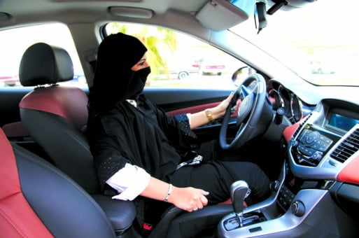شاب يهدد بحرق سيارات النساء التي تتعطل.. بالفيديو