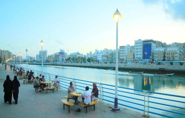 خور المكلا... شريان السياسة والثقافة والجمال