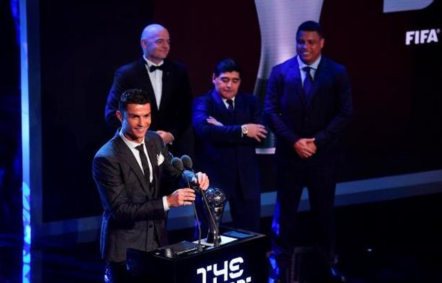 كريستيانو أفضل لاعب في العالم وزيدان مدرب العام 2017