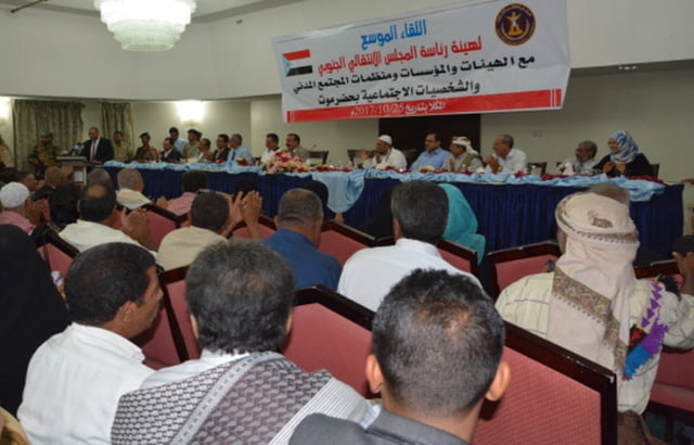 الزبيدي يدعو أبناء حضرموت للوقوف مع البحسني ويعدهم بدولة فيدرالية جنوبية