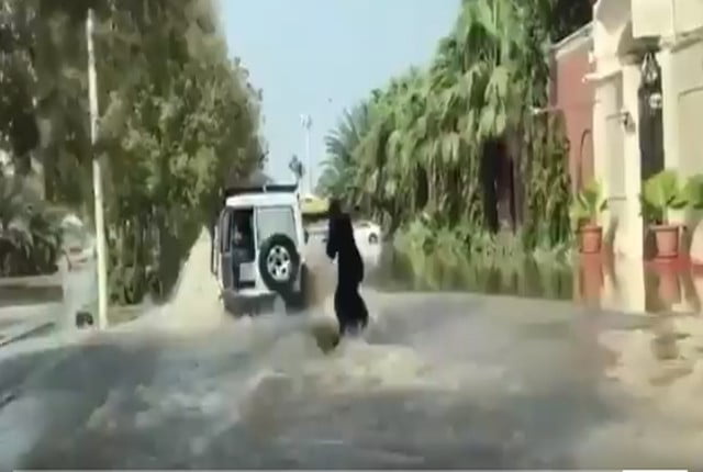 بالفيديو.. سعوديون وسعوديات يمارسون ركوب الأمواج في سيول جدة