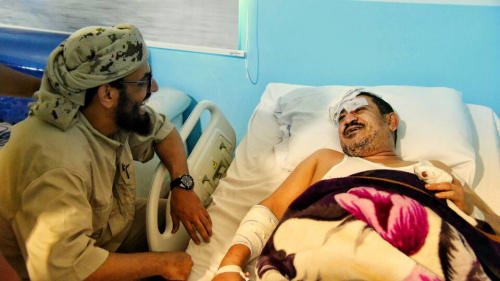 بالصورة.. هاني بن بريك يزور أديب العيسي وحكومة بن دغر توجه بالتحقيق
