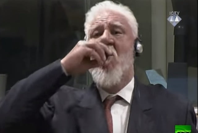 بالفيديو لحظة تجرعه السم.. وفاة المتهم بجرائم حرب البوسنة سُماً في المحكمة