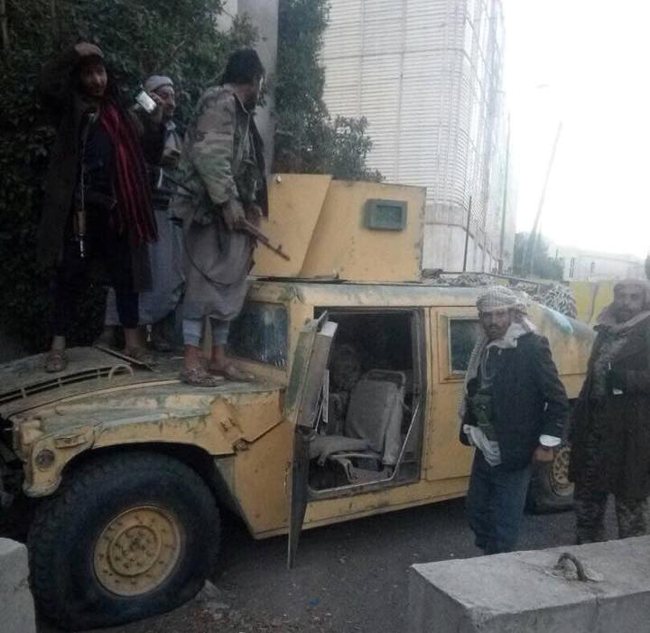 أول صورة من الليلة العنيفة في صنعاء.. همر حوثي دمرها الحرس