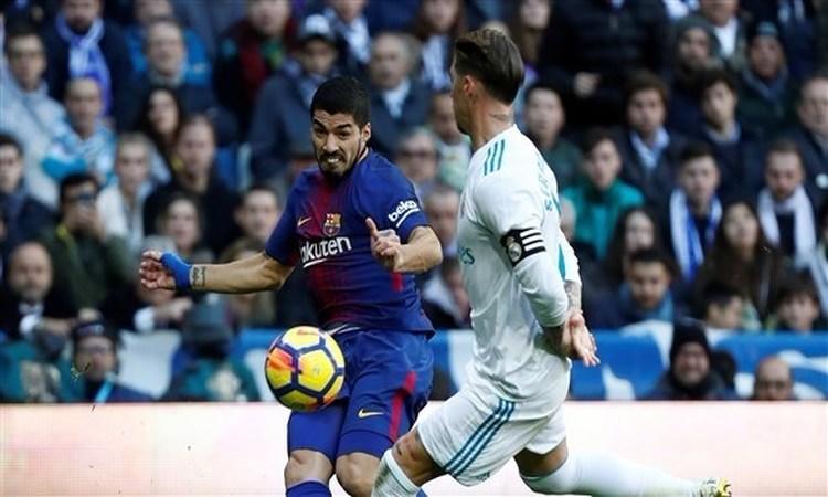 برشلونة يهزم ريال مدريد ويبتعد بصدارة الليجا.. فيديو