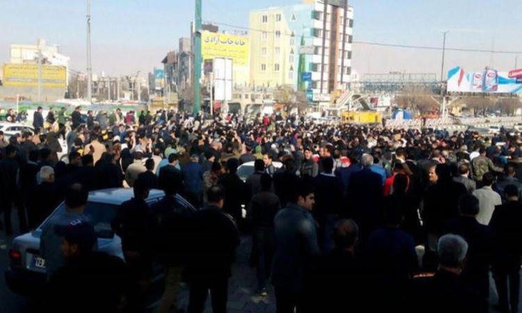 المظاهرات المنددة بسياسات الحكومة تتواصل في طهران.. فيديو