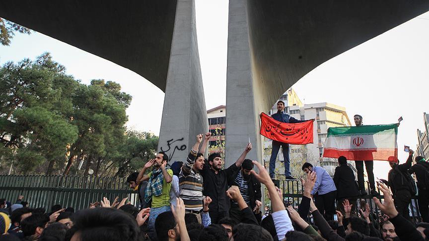 التلفزيون الرسمي الإيراني يُعلن مقتل 12 شخصاً في الاحتجاجات