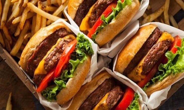 دراسة: الوجبات السريعة تُسبب تراكم الدهون على كلى الأطفال