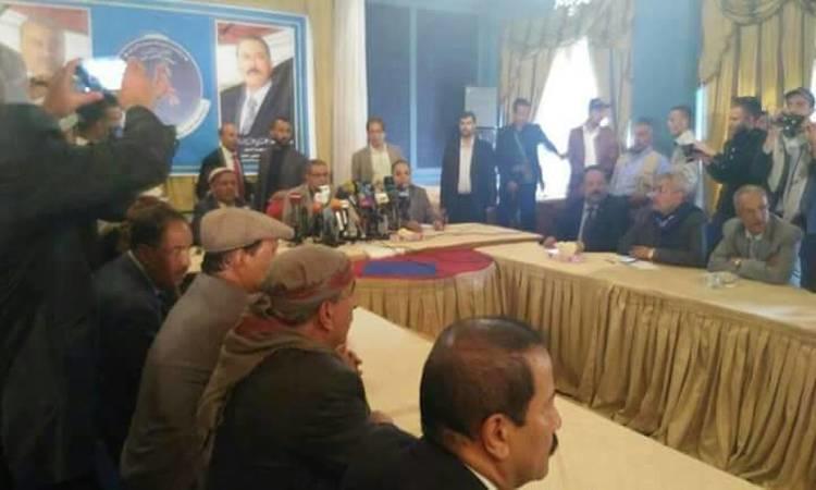 قيادات مؤتمرية تعقد اجتماعاً في صنعاء وتكلف صادق أبوراس رئيساً.. أبرز ما جاء في البيان