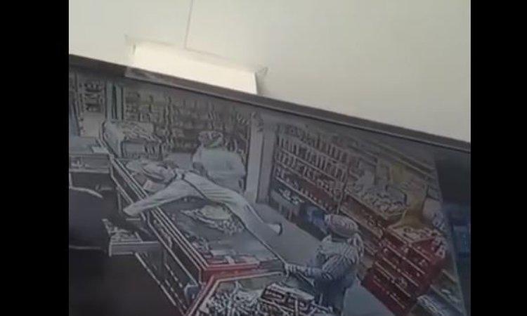 بالفيديو.. مصري يقوم بعمل بطولي في منطقة الخبر السعودية
