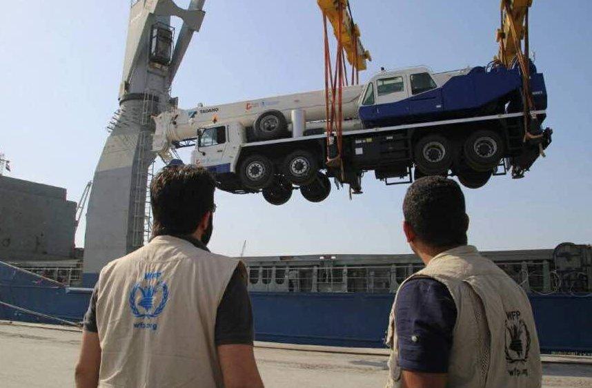 الغذاء العالمي: وصول أربع رافعات متنقلة إلى ميناء الحديدة بدعم أمريكي.. صور