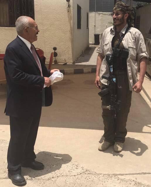 طارق صالح يغرد: ملتزمون بوصايا "الزعيم".. ونجلي عفاش أسير بيد الكهنوت