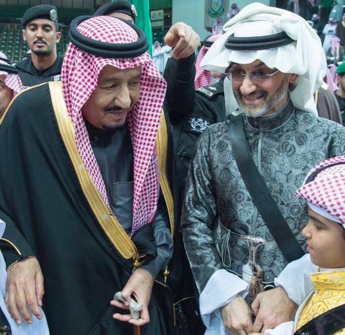 بالفيديو والصور.. الملك سلمان يظهر مع متعب بن عبدالله والوليد بن طلال