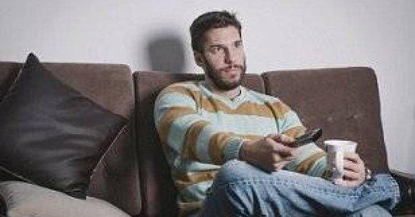 دراسة: مشاهدة التلفاز لأكثر من أربع ساعات تعرض الرجال لسرطان القولون