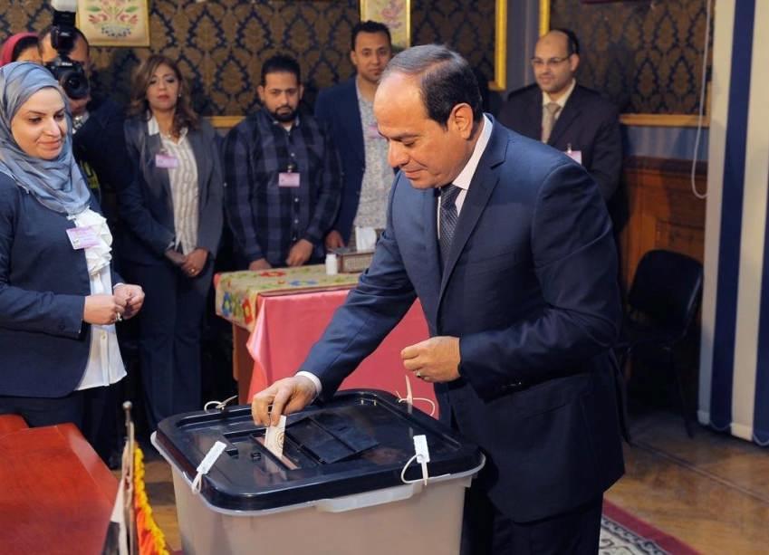 السيسي يصوت لاختياره رئيساً لمصر.. ومنافسه: أكثر الناخبين لا يعلمون بوجودي
