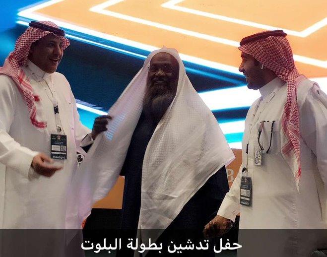 بالفيديو.. الداعية السعودي الكلباني يخطف الأضواء في بطولة البلوت