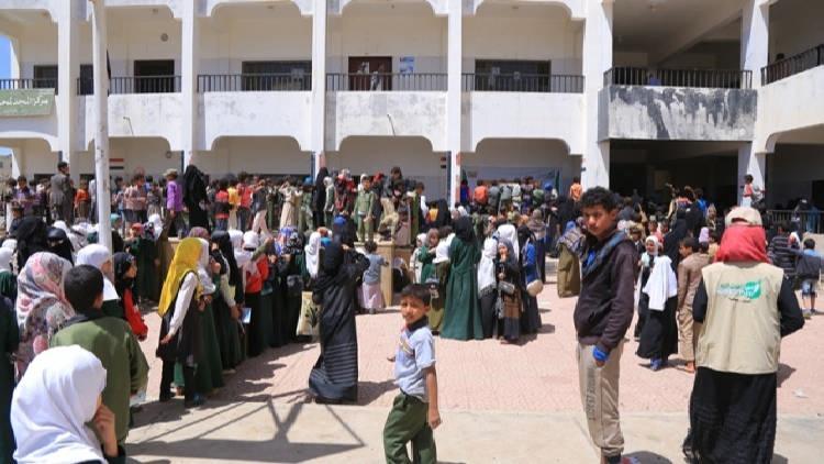 جمعية العون المباشر تسلم 6 آلاف طالب حقائب مدرسية في حزيز بصنعاء