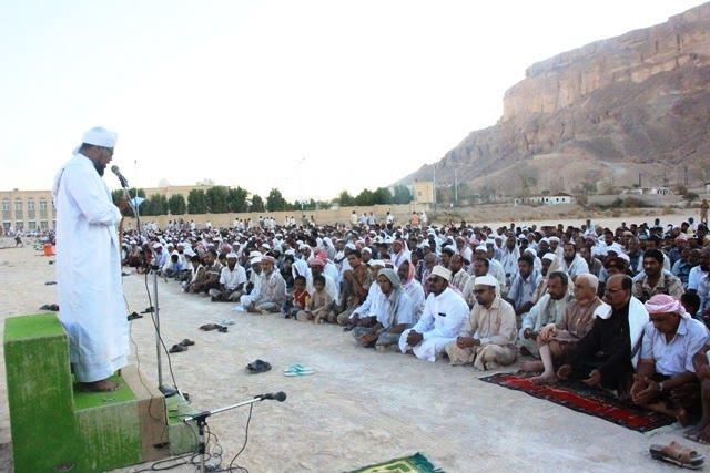 المئات يؤدون صلاة الاستسقاء في وادي حضرموت طلباً للغيث.. صور