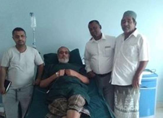 طاقم مسلسل بالعدني وعدن ميديا يطمئنان على صحة المسرحي قاسم عمر