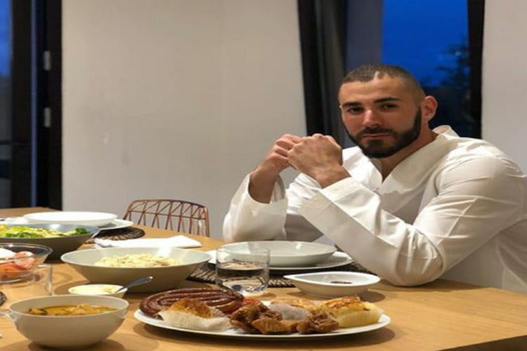 نجم ريال مدريد كريم بنزيمة يوجه رسالة للصائمين!