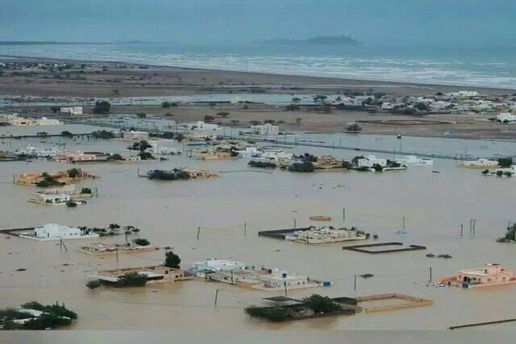 الحكومة تعلن جزيرة سقطرى محافظة منكوبة بعد إعصار مكونو
