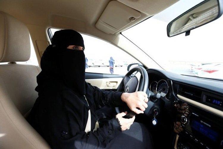بالفيديو.. حقيقة أول حادث مروري لامرأة سعودية تقود سيارة