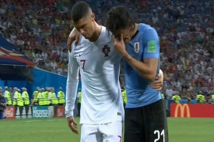 كأس العالم: رونالدو يظهر بلقطة روح رياضية بعد إصابة كافاني.. فيديو