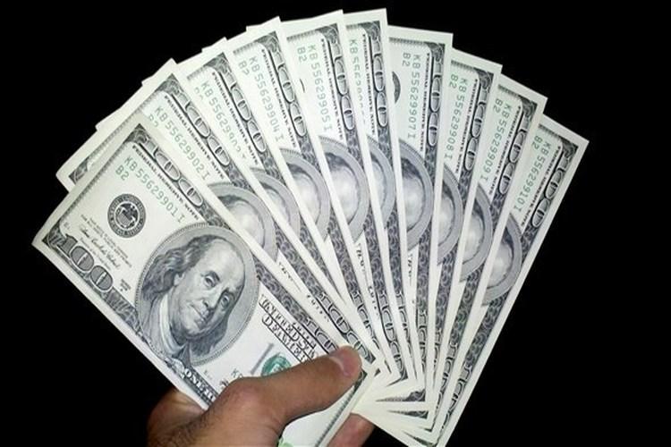 الدولار يهبط مع دخول رسوم أمريكية على واردات صينية حيز التنفيذ