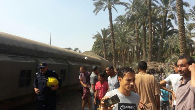 بالفيديو.. إصابة العشرات جراء خروج قطار عن مساره في مصر