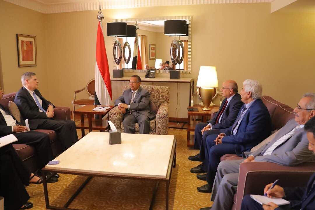 بن دغر يلتقي السفير الأمريكي ويدعو لخطوات تسبق أي مشاورات