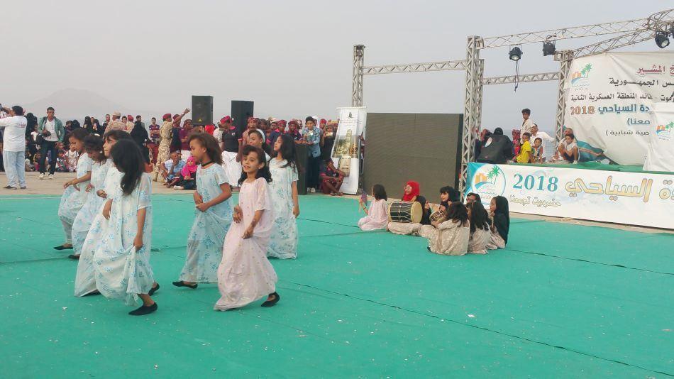 بالفيديو.. اختتام مهرجان البلدة السياحي في المكلا بلوحة غنائية وكرنفالية