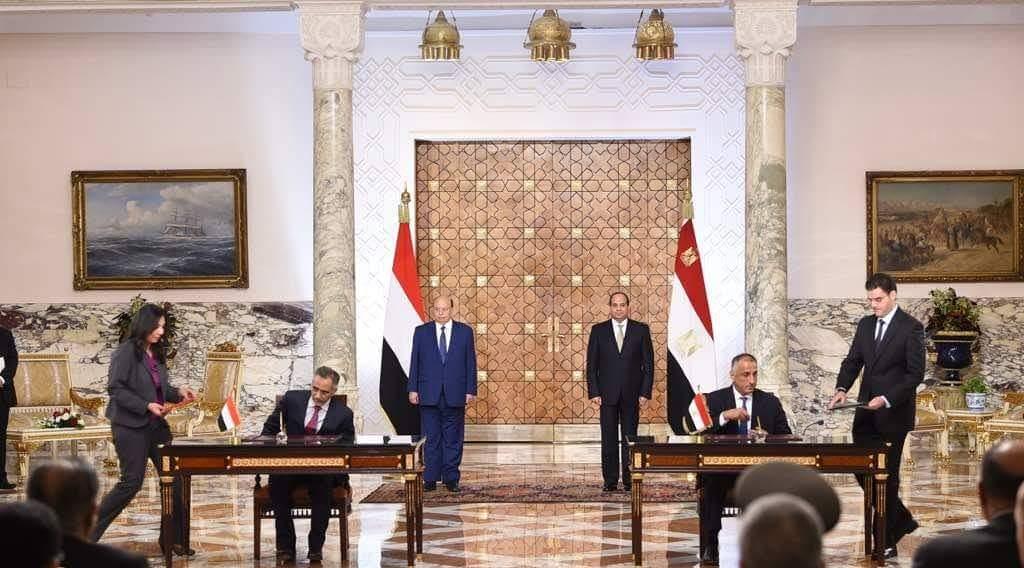 البنك المركزي اليمني يوقع مذكرة تفاهم مع نظيره المصري بحضور هادي والسيسي