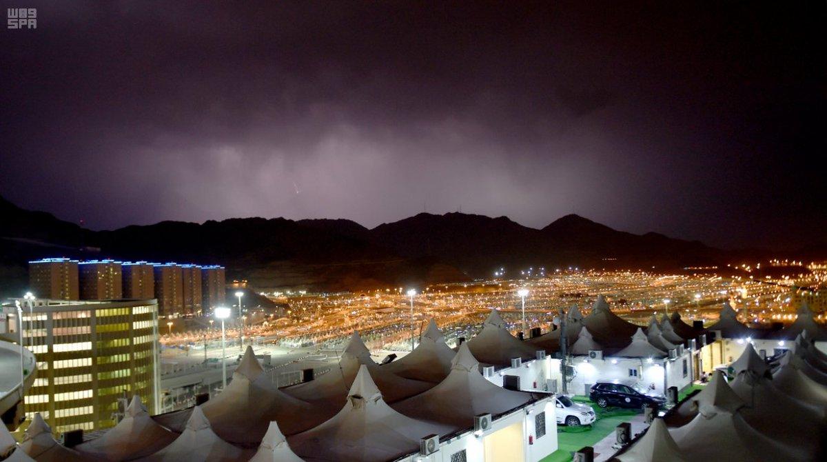 أمطار غزيرة في صعيد عرفات وتجهيزات صحية عشية الركن الأعظم.. فيديو 
