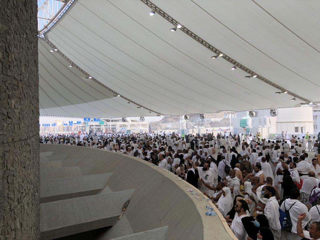 حجاج بيت الله الحرام يرمون الجمرات في أول ايام عيد الأضحى.. فيديو 