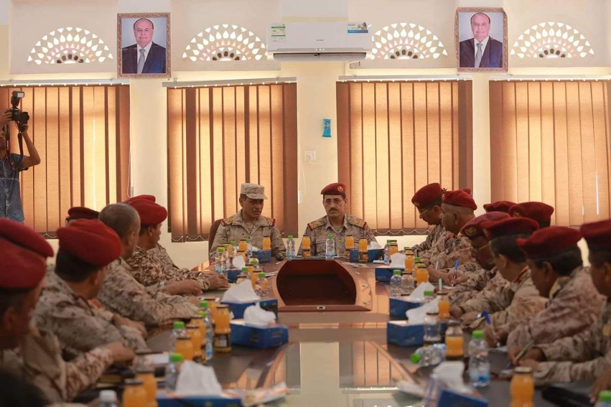 رئيس الأركان العقيلي يعقد أول اجتماع مع قادة المنطقة الثانية في حضرموت