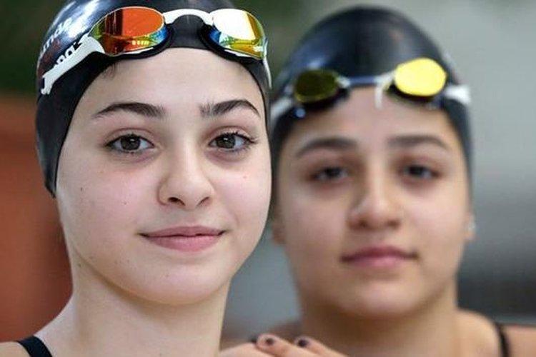 اعتقال سباحة سورية شهيرة في اليونان بعد اتهامها بتهريب البشر